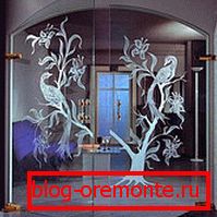 Example of swing doors made of glass