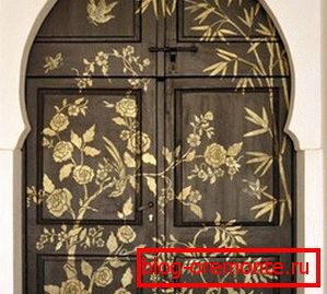 Small patterns on the door doors in the interior