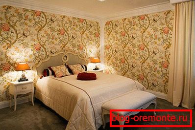 The effect of the wallpaper with a vertical pattern The effect of the wallpaper with a vertical pattern