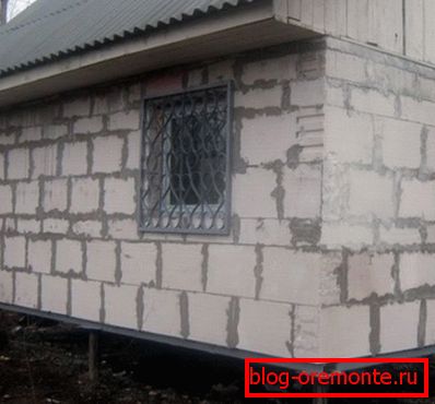 Economical pile foundation under foam block house