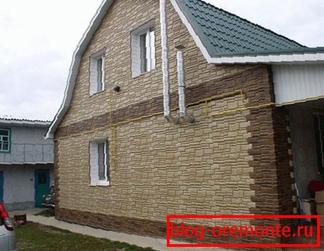 Facade of vinyl panels