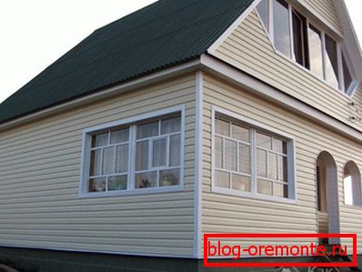 Facade trimmed with siding