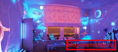 Fluorescent paint in the interior Fluorescent paint in the interior