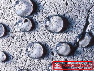 Photo of concrete after adding the mixture for waterproofing Photo of concrete after adding the mixture for waterproofing
