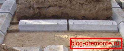 Fото блочного фундамента в процессе закладки первого пояса Fото блочного фундамента в процессе закладки первого пояса