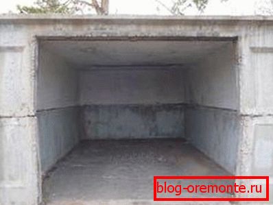 Photo of a classic, powerful concrete block garage Photo of a classic, powerful concrete block garage