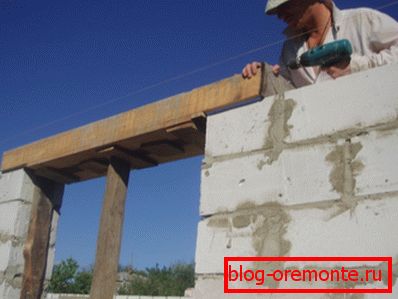 Photo of formwork during installation Photo of formwork during installation