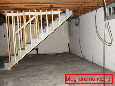 Photo of a basement room with a staircase Photo of a basement room with a staircase