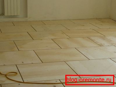 Photo of the leveled floor using a laminate board Photo of the leveled floor using a laminate board