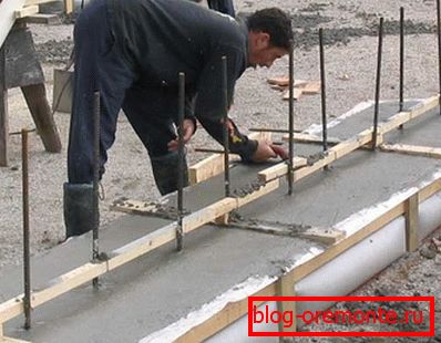 The base is filled with a solution of B15 The base is filled with a solution of B15
