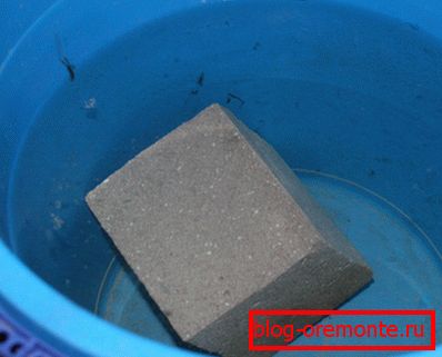 Aerated concrete sinks in water Aerated concrete sinks in water