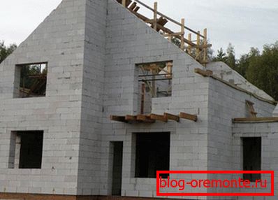 Aerated concrete blocks are becoming increasingly popular material for the construction of houses.