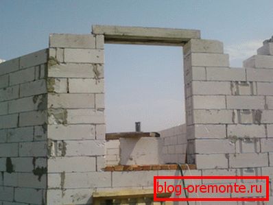 The horizontal beam will hold the weight of the masonry and slabs above the window The horizontal beam will hold the weight of the masonry and slabs above the window