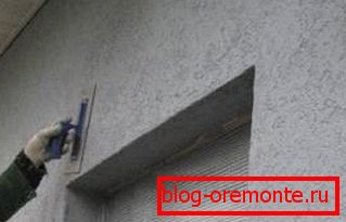 The use of plaster mixtures or putty for finishing the facade of the building The use of plaster mixtures or putty for finishing the facade of the building