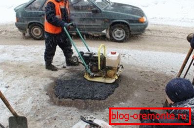 Using a special tool for material tamping Using a special tool for material tamping