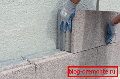 The use of heat-insulating blocks for warming a wall from heavy concrete