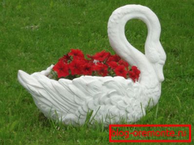 Not only rough structures can be made of concrete, but also elegant sculptures. Not only rough structures can be made of concrete, but also elegant sculptures.