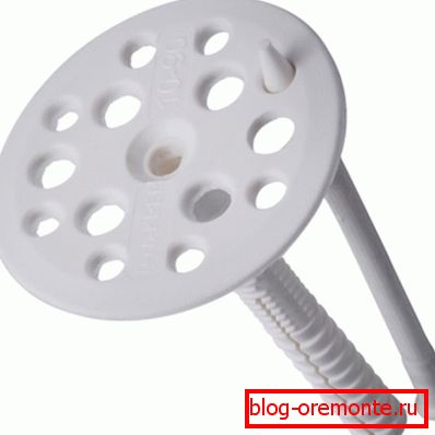 As shown, it is better to use options with a plastic nail, the iron version serves as a cold bridge, so it is not recommended to use it. As shown, it is better to use options with a plastic nail, the iron version serves as a cold bridge, so it is not recommended to use it.