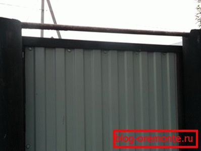 The crossbar will hold the support in the desired position how to make a gate from a professional sheet
