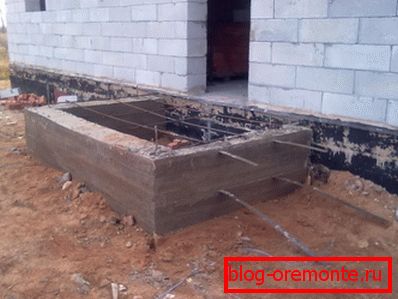 Ribbon Foundation with a plinth under the porch how to make a porch with your own hands