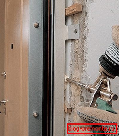 Zapenevaem gaps how to install steel door