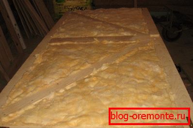 Fasten insulation on the inside of the door