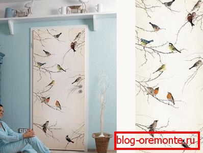 The use of wallpaper in the door trim