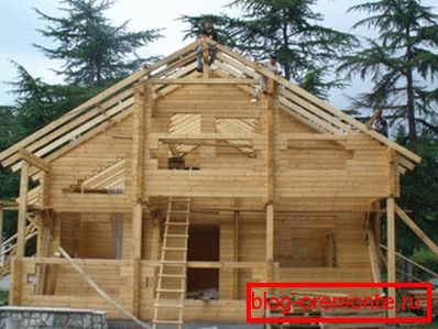 When the walls are ready, you can start the construction of the roof. When the walls are ready, you can start the construction of the roof.