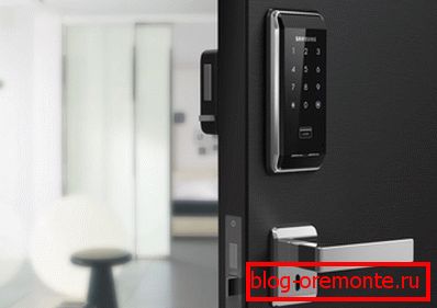 Combination of mechanical and electronic locks on the front door