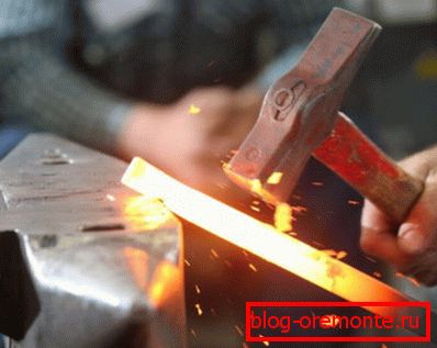 Forging parts on the anvil Forging parts on the anvil