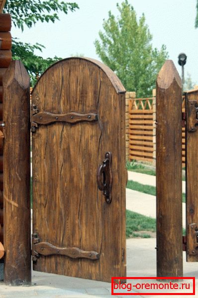 The use of wood in the manufacture of the gate The use of wood in the manufacture of the gate