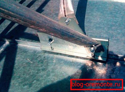 Fencing with the help of brackets fastening on the crest of the rebate