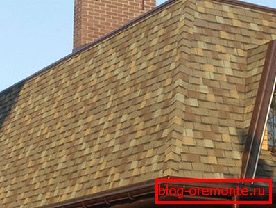 Roof of bituminous tiles