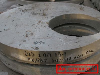 Lid with offset hatch Lid with offset hatch