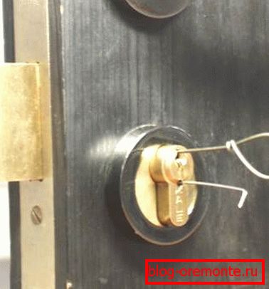 Crochet lock opening where should the front door open