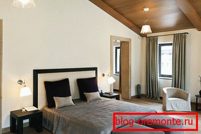 Laminate on the ceiling in the bedroom
