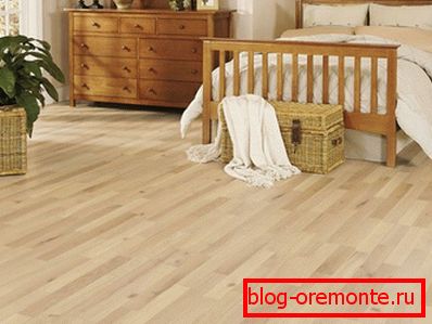 Light-colored laminate in the bedroom