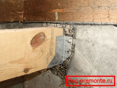 Amateur photo showing the principle of attaching a material to a concrete wall using a special connecting element Amateur photo showing the principle of attaching a material to a concrete wall using a special connecting element