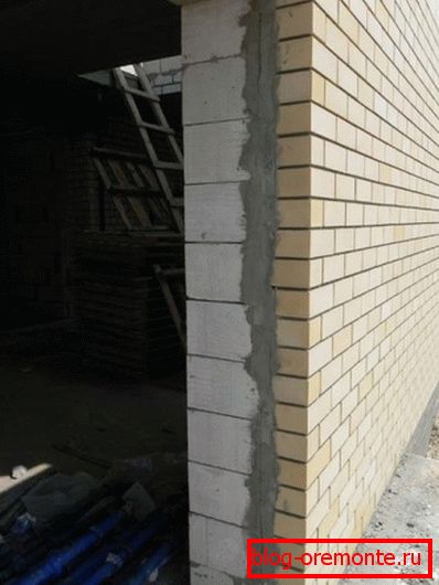 Amateur photo showing the exterior of the building with facing bricks and without insulation Amateur photo showing the exterior of the building with facing bricks and without insulation