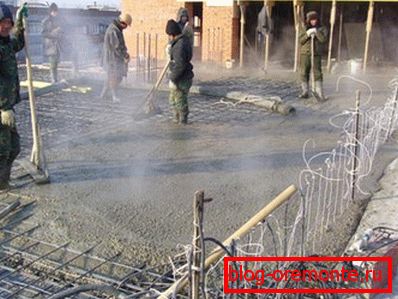 Amateur photo, the process of concreting in the cold, which uses a heated solution that can be seen by evaporation Amateur photo, the process of concreting in the cold, which uses a heated solution that can be seen by evaporation