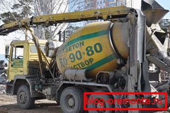 Machine for feeding concrete to a height using a manipulator