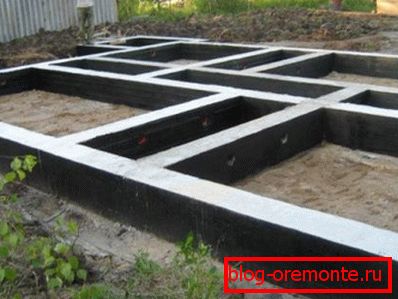 Shallow-foundation for a one-story house of aerated concrete