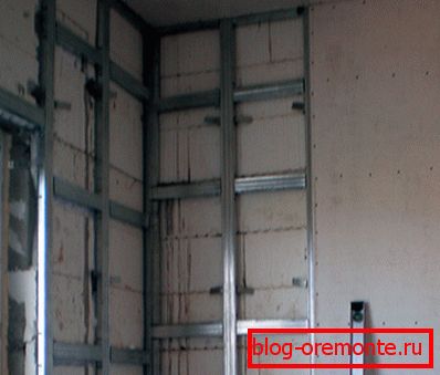 Metal frame for gypsum mounted on concrete