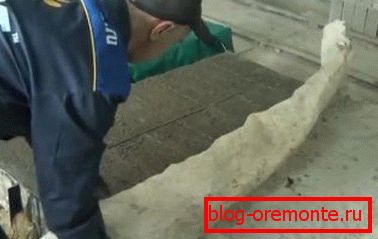 Many lay the material after two or three days, so that the cement clutches with a crust Many lay the material after two or three days, so that the cement clutches with a crust