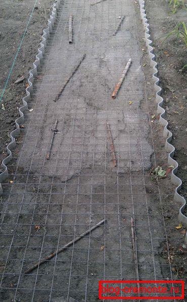 Monolithic systems are necessarily reinforced to prevent cracks and make the structure more durable Monolithic systems are necessarily reinforced to prevent cracks and make the structure more durable