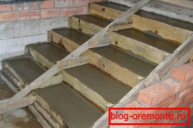 Installation of concrete steps in the basement Installation of concrete steps in the basement