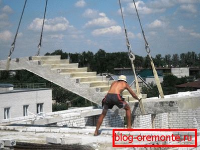 Installation of a flight of stairs. The product is supplied to the place of installation in the working position.