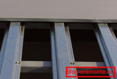 Installation of metal crates