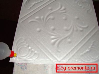We distribute the glue on the perimeter of the surface We distribute the glue on the perimeter of the surface