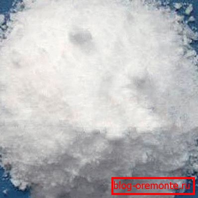 In this photo you can see what potassium hydroxide looks like. In this photo you can see what potassium hydroxide looks like.